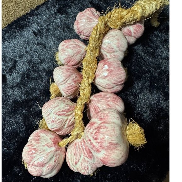 Ceramic Pink Garlic 11 Bulbs Braided Rope Kitchen Wall Vegetable Decor Vintage - Picture 1 of 7